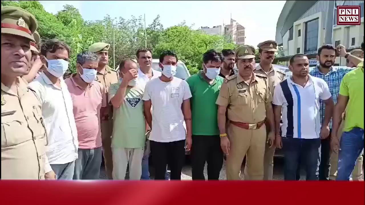 नोएडा पुलिस द्वारा करोड़ों रुपए की लग्जरी गाड़िया बरामद, पांच अभियुक्त गिरफ्तार।