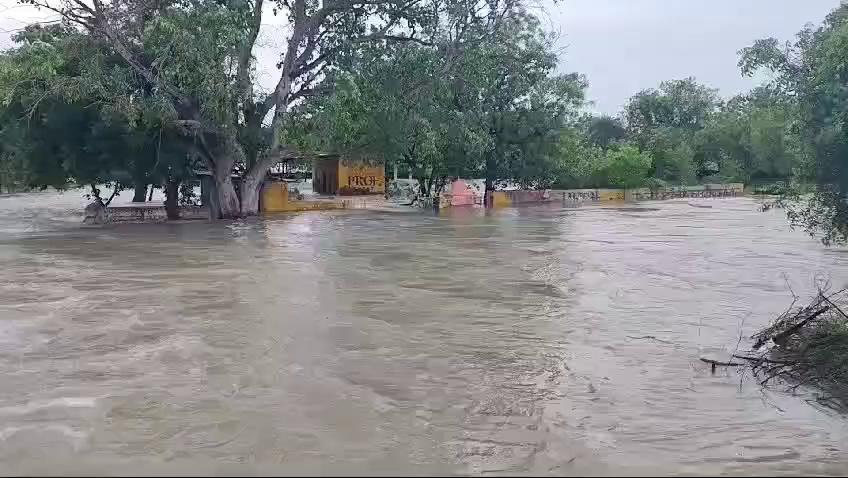 टोरडी चादर। टोडारायसिंह मालपुरा रोड पर पानी का फैलाव, न्यूज़ हंट की अपील, बहते पानी से बचे, खुद की रक्षा खुद करे