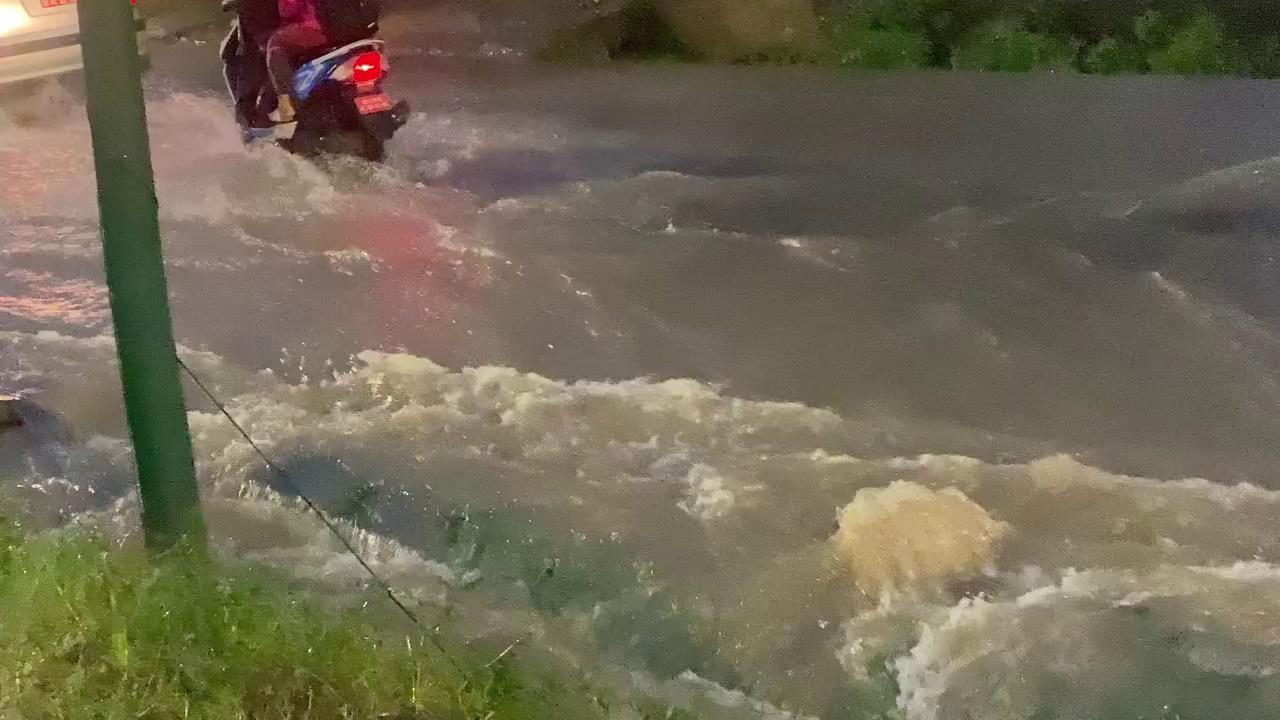 ललितपुर ढोलाहिटि को बाबा स्टोर चोक मा आज को ताजा अवस्था २०८१/ ०६ / ११