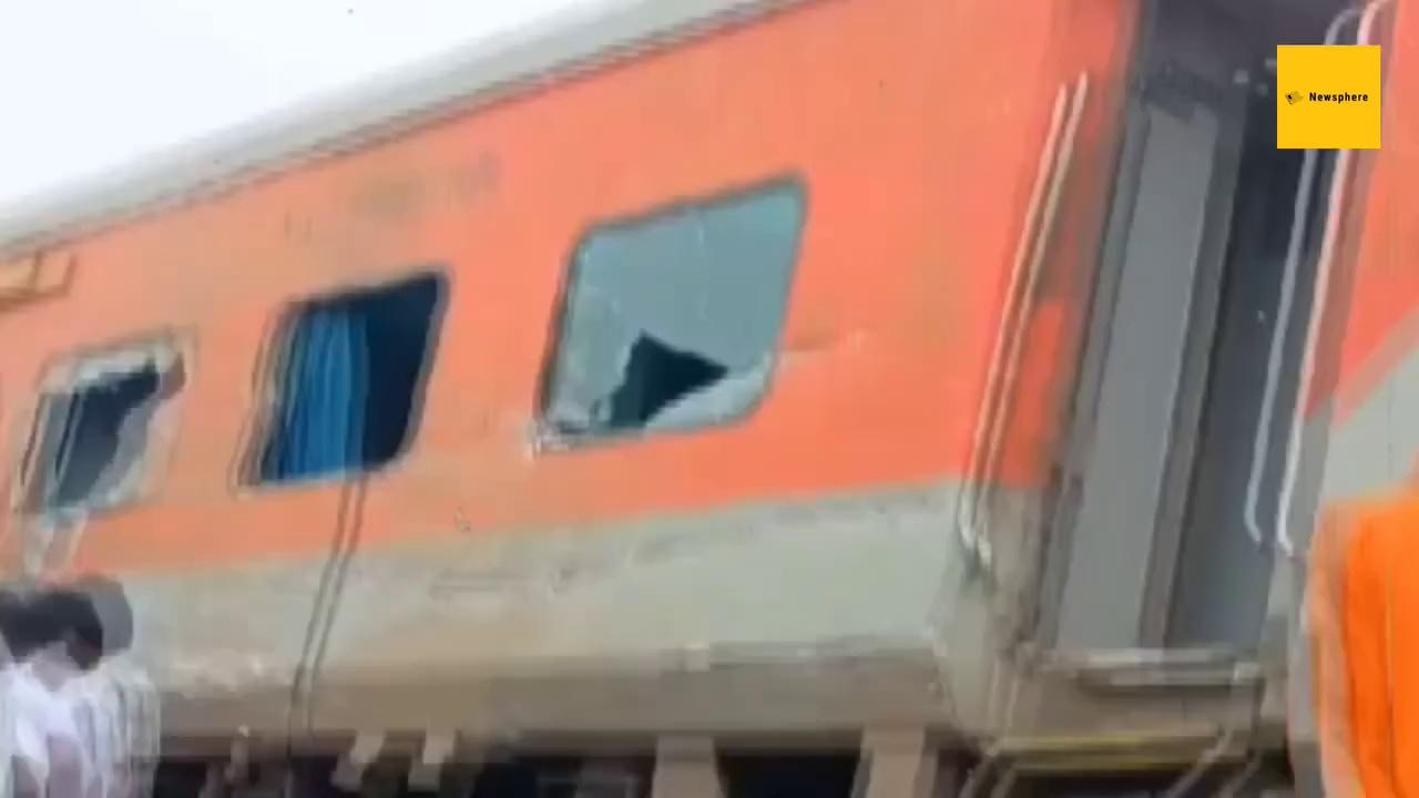 Tragic Train Derailment Near Jharkhand's Chakradharpur: Howrah-CSMT Express Claims 2 Lives