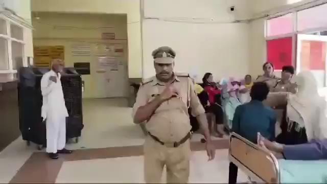 जब पुलिस का यह हाल है तो आम जनता तो होगी ही परेशान
फ़िरोज़ाबाद में घायल महिला दरोगा को नहीं मिला स्ट्रेचर
तब महिला थाना प्रभारी उसे गोद में लेकर अस्पताल ले पहुंची
Firozabad Police Brajesh Pathak UP Police