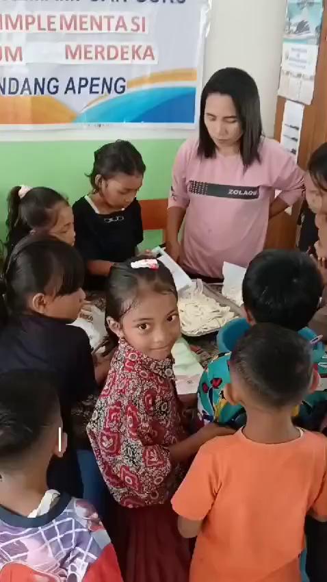 P5 kelas Rendah kelas 1-3
Ibu Kepsek Oktavia Vivi Hariawang
Ibu Guru Lanny Saraby
Pak Guru Desmon Ulis
Pak Guru Amram Sono
Ibu Guru Frida Lambanaung
Ibu Guru Lidia Tambanaung
Ibu Guru Magdalena Osian
Pak Guru Onal Bawawa