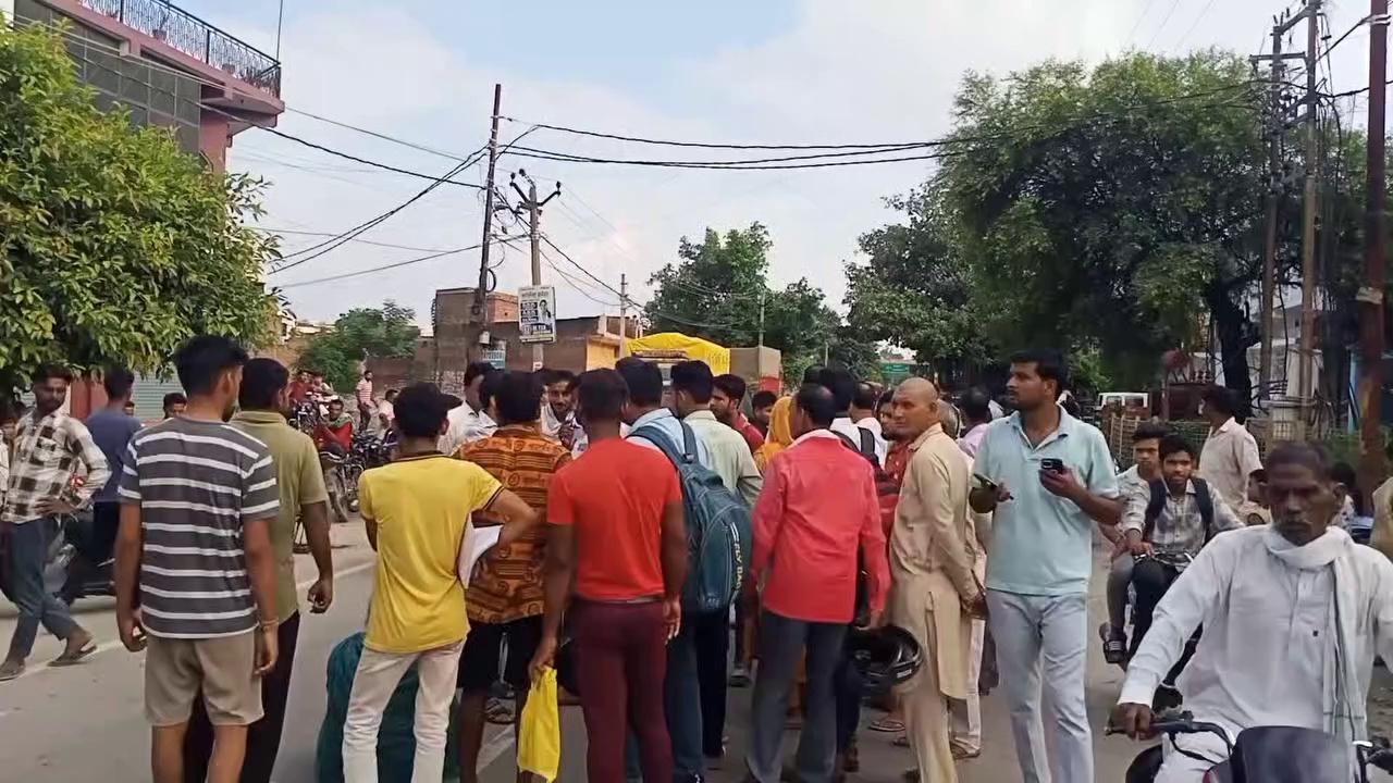 #जनपद बरेली निवासी एक महिला शनिवार को शाम 4:30 बजे मिलक पहुंच गई। मिलक पहुंचकर महिला मौन अवस्था मे बिलासपुर रोड स्थित उत्सव मंडप के सामने बीच सड़क पर बैठ गयी। महिला के बीच सड़क पर बैठने के बाद सड़क के दोनों तरफ वाहनों की लंबी कतारें लग गयी और रोड जाम हो गया। इस दौरान आसपड़ोस की रहने बाली महिलाएं की भीड़ लग गयी। रोड जाम होता देख किसी ने मामले की सूचना पुलिस को दी सूचना पर कस्बा इंचार्ज मौके पर पहुंच गए। इस दौरान महिला ने कस्बा इंचार्ज से अपने पति को लाने को कहा। बताया कि उसके पति का मिलक में रहने बाली एक महिला से प्रेम प्रसंग चल रहा है। उसने अपने पति को बहुत समझाया लेकिन महिला उसके पति का पीछा नहीं छोड़ रही है। उसका पति मासिक आय की आधे से अधिक आमदनी महिला प्रेमिका को दे देता है। कस्बा इंचार्ज ने मामले की बक्त की नजाकत को भांपते हुए कोतवाली सूचना दी और महिला पुलिस फोर्स को बुला लिया। महिला अपने पति और सौतन को बुलाने पर अड़ी रही। कड़ी मशक्कत के बाद महिला पुलिस महिला को जिप्सी में बैठाकर कोतवाली ले आयी। सूचना पर पहुंचे ग्राम प्रधान ने महिला को समझाया तथा गांव ले गया