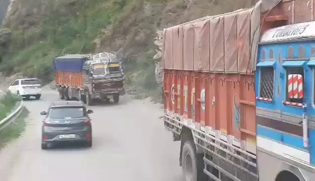 Ramsoo sector traffic continues & Qazigund side Hmv's continue