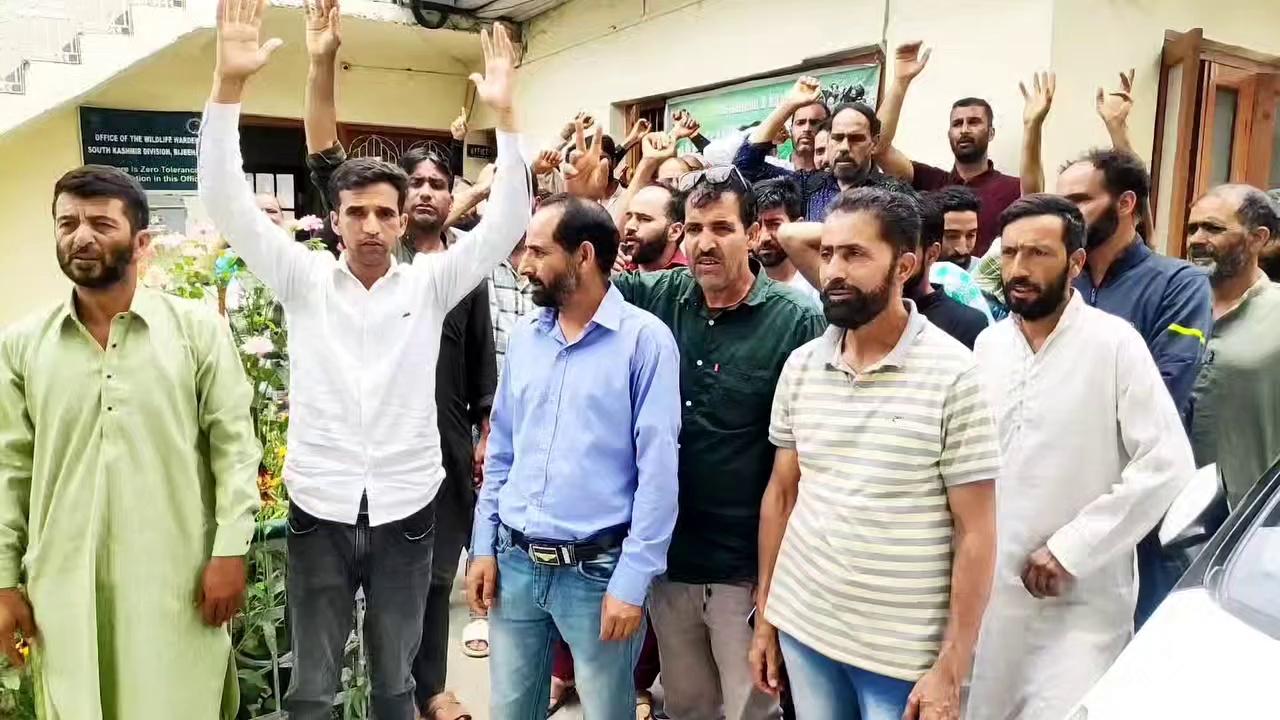 Casual Labour wild life association Held protest at south Kashmir Division Bijbehara area of Anantnag District. They demanded to release their Pending Vages. While the wild life Range officer said that we will realise their Pending Vages within days.