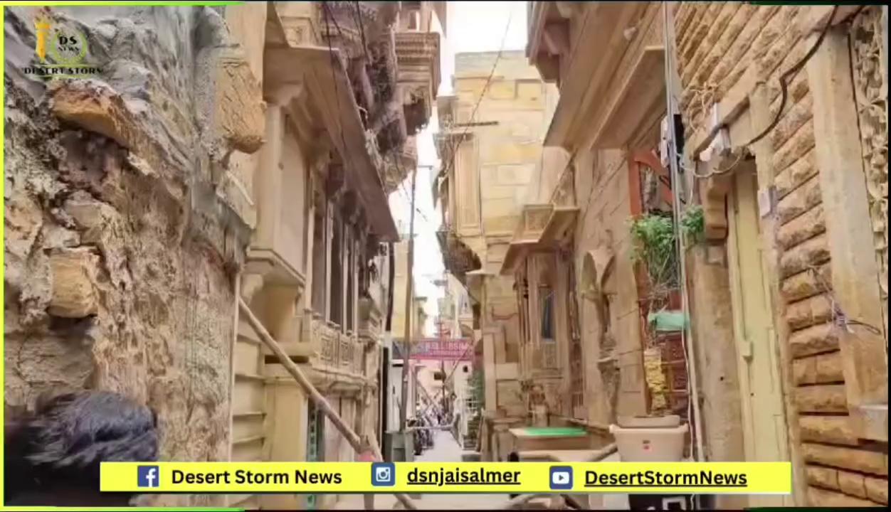 #jaisalmer जैसलमेर दुर्ग में ढही मकान की छत दुर्ग स्थित व्यास पाड़ा में गिरी मकान की छत कोई जनहानि नही
District Collector & Magistrate - Jaisalmer Chhotu Singh Bhati Jaisalmer Police