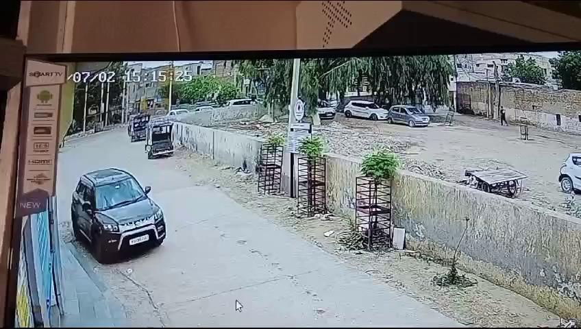 सूत्रों के अनुसार
पदमपुर में दिन दिहाड़े पुलिस स्टेशन के सामने युवक को किया किडनैप हरियाणा नंबर की गाड़ी में आए किडनैपर