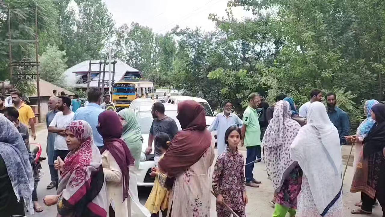 Residents of Bathipora village of Bandipora staged a prot£ st march on Monday against the water crisis in the area.
The people blocked Sumbal -Sopore road and halted traffic for hours together to press for their demands .
The aggrieved residents said they are facing acute water shortage in the area since long and urged department to resolve this issue immicably .