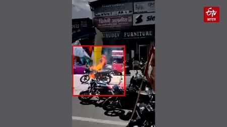 ऋषिकेश में धू धू कर जली कांवड़िये की बाइक, मौके पर मची भगदड़ #fire #RoadAccident #kanwaryatra2024
खबर के लिए क्किक करें
https://www.etvbharat.com/.../haryana-kanwariya-bike...