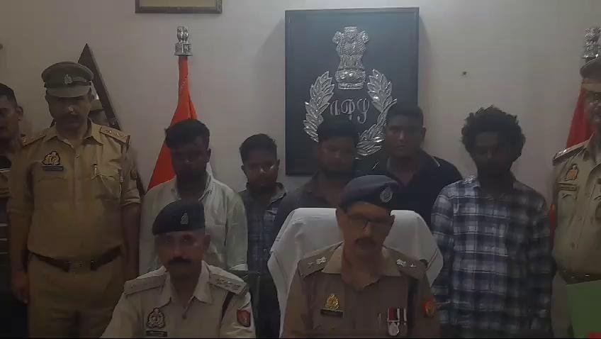 चोरी के 47 मोबाइल के साथ गोरखपुर रेलवे स्टेशन से 5 आरोपियों को जीआरपी पुलिस ने किया गिरफ्तार