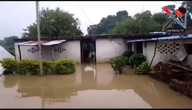 *बारिश बनी परिवार के लिए आफत*
खबर सुल्तानपुर कोतवाली - देहात
ग्राम -हरीरामपुर पोस्ट- पखरौली से कल शाम से हो रही लगातार बरिस होने की वजह से घर मे पानी भर गया ।