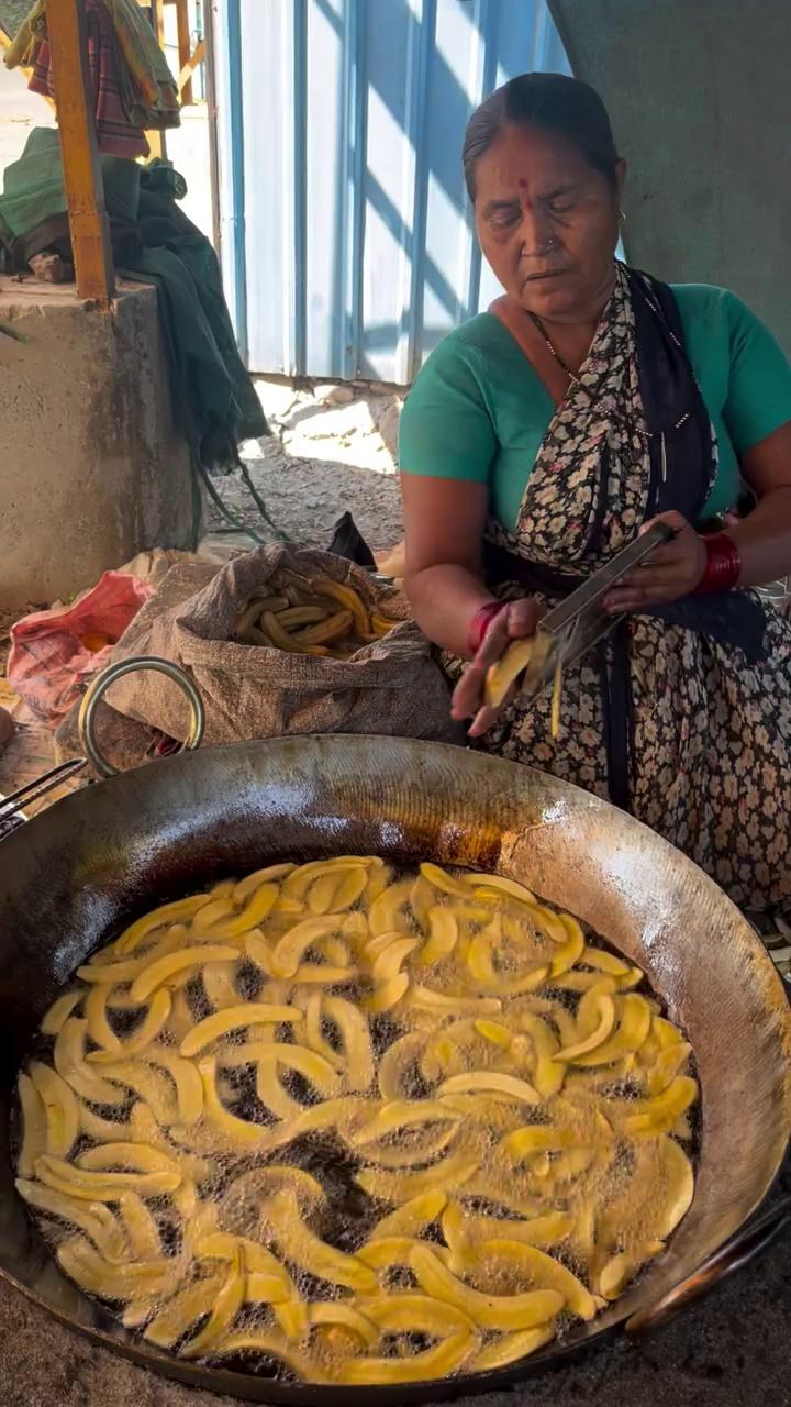 60 Years Old Hardworking Aunty ji Selling Banana Chips in Nashik