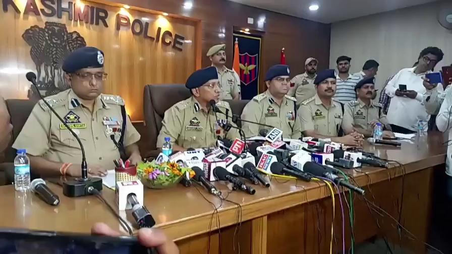 33 Kg heroine worth more than 50 Crore seized by Jammu police, one person arrest_ed. Big blow to Pakistan's nar_co terr_or network. Listen to what ADGP Jammu Anand Jain said in a press conference, DIG Jammu Dr. Sunil Gupta, SSP Jammu Vinod Kumar Angral, Dy. SP Davinder Singh Bandral also joined ADGP Jammu in PC. followers HMO India : Report Card I Support HMO India