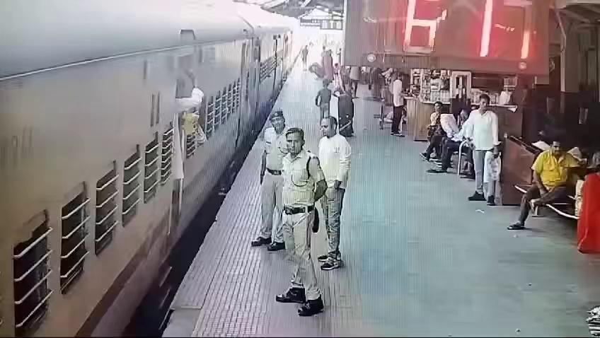 "जीवन रक्षा"
RPF जवान मनोज कुमार सिंह साथ में पप्पू लाल मीना व वरुण कुमार तीनों धनबाद डिवीजन के डाल्टनगंज रेलवे स्टेशन पर दिनांक 05.08.24 को ड्यूटी में तैनात थे । RPF जवानों की नजर अचानक एक महिला यात्री और उसके बच्चे पर पड़ी जो चलती ट्रेन के साथ प्लेटफ़ॉर्म के बीच लगभग चले गए थे। वहां खड़े आरपीएफ जवानों ने तत्परता दिखाते हुए जवानों ने अपनी जान की परवाह ना करते हुए माँ बेटे दोनों यात्रीयों को मोत के मुंह से निकला । धन्यवाद
सैल्यूट