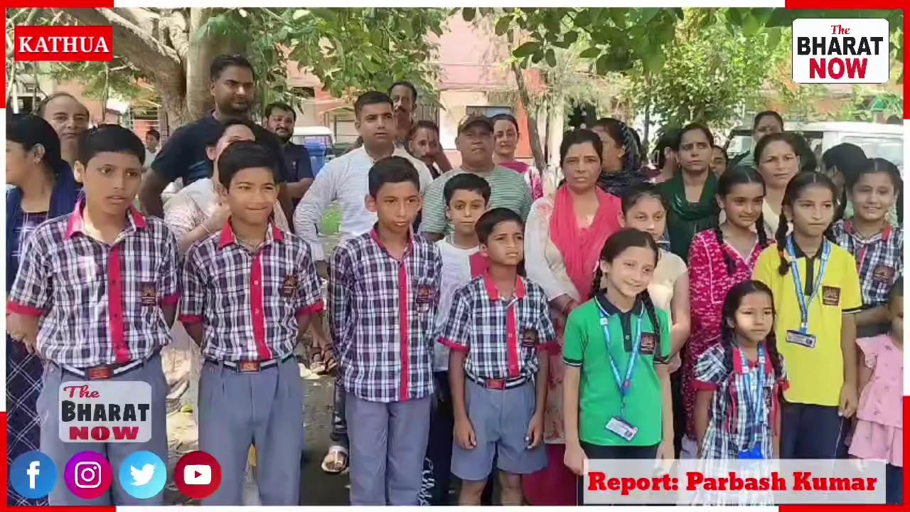 केवी लखनपुर में पढ़ने वाले बच्चों के अभिभावक गाड़ी की समस्या को लेकर पहुंचे डीसी कठुआ के कार्यालय में