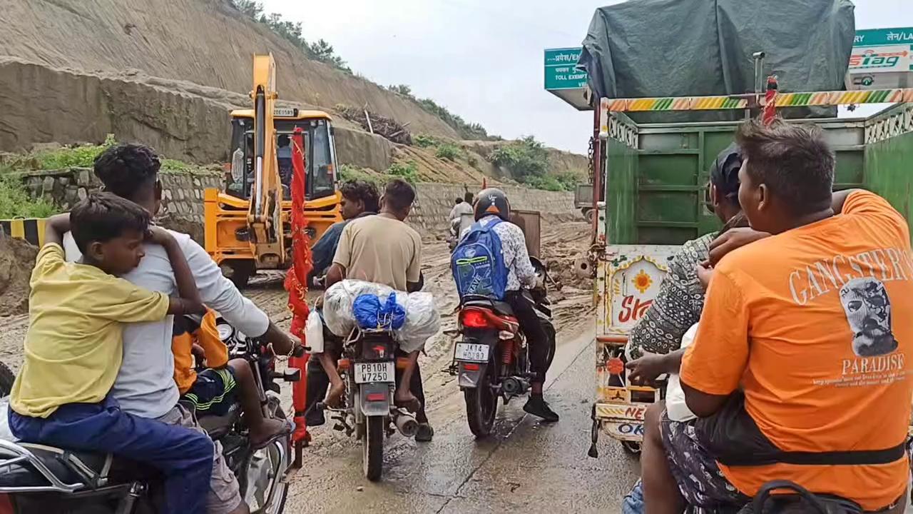 Current situation at Ban toll plaza Clarence work in progress Udhampur side fresh Hmv's have been released towards Srinagar