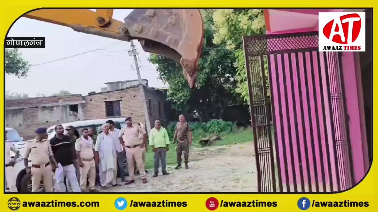 गोपालगंज - बैंक कैसीयर की गोली मारकर हुई हत्या के मामले मे फरार चल रहे नामजद अभियुक्त के घर की कोर्ट के आदेश पर पुलिस ने किया कुर्की जब्ती। एसडीपीओ अभय कुमार रंजन और इंस्पेक्टर हरेंद्र प्रसाद व थानाध्यक्ष संग्राम सिंह के उपस्थिति में अभियूक्त मांझा के भैंसही निवासी राजेंद्र यादव के घर का विधिवत मिशाली किया गया कुर्की। बीते 14 जून 2023 को मांझा थाना क्षेत्र के लहलादपुर गांव मे बैंक कैसीयर की गोली मारकर हुई थी हत्या।