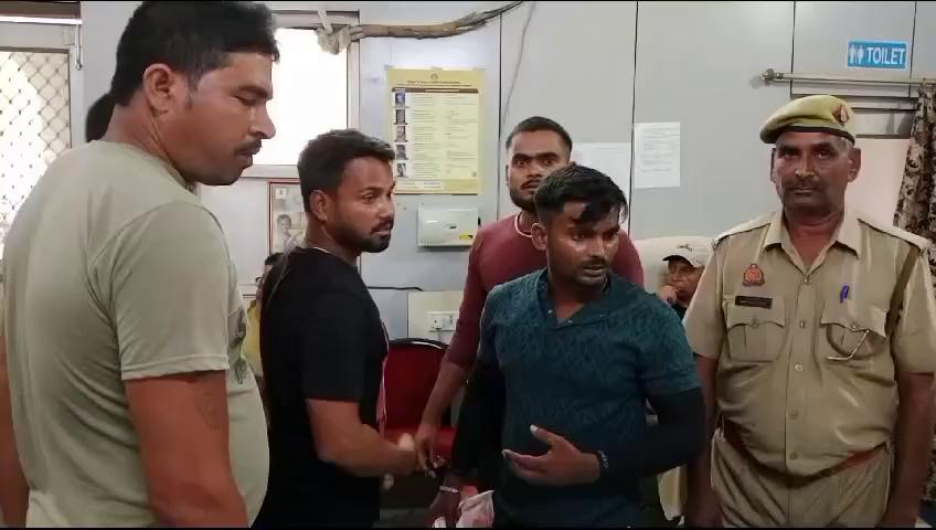 Ballia News: फार्मासिस्ट व वार्ड बॉय आपस में भिड़े, दो घंटे तक इमरजेंसी में बंद रहा इलाज, मरीज परेशान
बलिया/Ballia LIVE