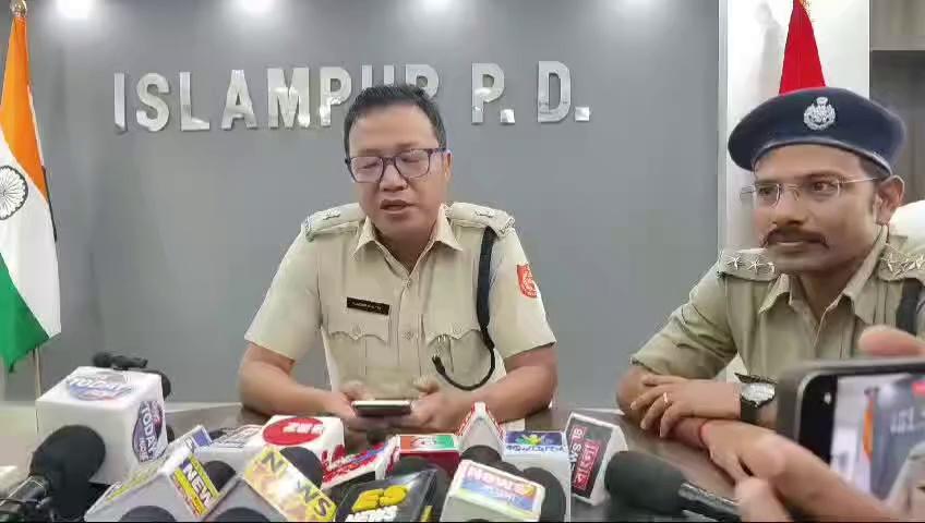 इस्लामपुर पुलिस जिले के अतिरिक्त पुलिस अधीक्षक डेंडुप शेरपा ने प्रेस कॉन्फ्रेंस में दी अहम जानकारियां।