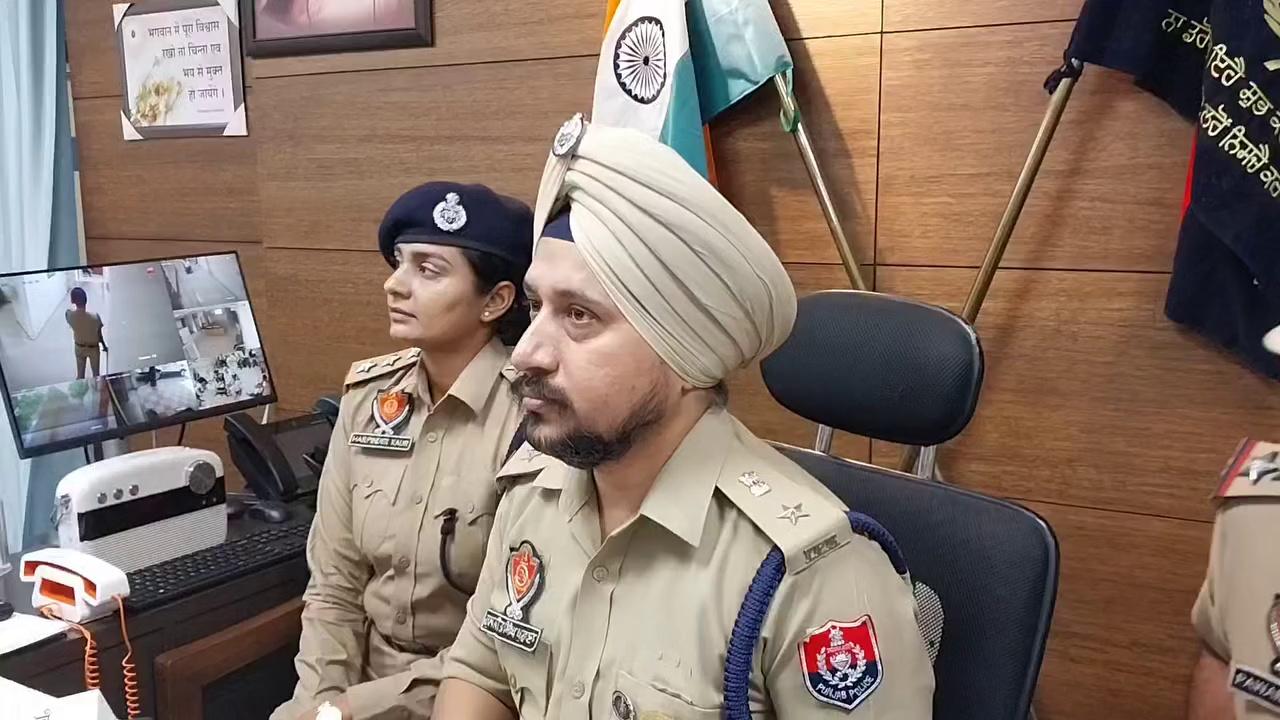 #SSP #Rupnagar ਸ. ਗੁਲਨੀਤ ਸਿੰਘ ਖੁਰਾਣਾ 10 ਅਗਸਤ 2024 ਨੂੰ ਪ੍ਰੀਤ ਕਲੋਨੀ ਸਿਟੀ ਰੂਪਨਗਰ ਵਿਖੇ ਅਣਪਛਾਤੇ ਵਿਅਕਤੀਆਂ ਵੱਲੋਂ ਦਿਨ ਦਿਹਾੜੇ ਘਰ ਵਿੱਚ ਦਾਖਲ ਹੋ ਕੇ ਅਸਲੇ ਦੀ ਨੋਕ ਤੇ ਲੁੱਟ ਦੀ ਵਾਰਦਾਤ ਨੂੰ ਅੰਜਾਮ ਦੇਣ ਵਾਲੇ 02 ਦੋਸ਼ੀਆ ਗੁਰਤੇਜ ਸਿੰਘ ਅਤੇ ਸੁਨੀਲ ਕੁਮਾਰ ਵਾਸੀਆਨ ਜਿਲ੍ਹਾ ਪਟਿਆਲਾ ਨੂੰ ਗ੍ਰਿਫਤਾਰ ਕਰਨ ਸਬੰਧੀ ਤੇ ਉਨ੍ਹਾਂ ਪਾਸੋਂ ਲੁੱਟ ਕੀਤੇ 02 ਸੋਨੇ ਦੀਆਂ ਮੁੰਦਰੀਆਂ, 01 ਸੋਨੇ ਦਾ ਕੜਾ, 01 ਘੜੀ, 01 ਖਾਲੀ ਚੈਕ, 03 ਹਜ਼ਾਰ ਰੁਪਏ ਕੈਸ਼, ਵਾਰਦਾਤ ਲਈ ਇਸਤੇਮਾਲ ਕੀਤੀ ਕਾਰ ਅਤੇ ਪਿਸਤੌਲ (ਡੱਮੀਂ) ਬਰਾਮਦ ਕਰਨ ਦੀ ਜਾਣਕਾਰੀ ਸਾਂਝੀ ਕਰਦੇ ਹੋਏ।
Rupnagar Police