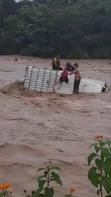 चम्पावत टनकपुर क्षेत्र के किरोला नाले में फंसा वाहन, एक महिला की मौत, दो लोग लापता,