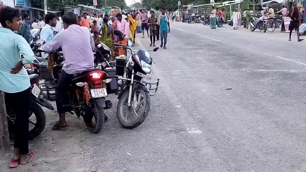 bettiah to bagaha NH 727 market on dangerous zone
आए दिन दुर्घटना की आशंका बनी रहती है वीडियो से पता चल ही जाएगा ये बाजार की जगह कितनी खतरनाक है