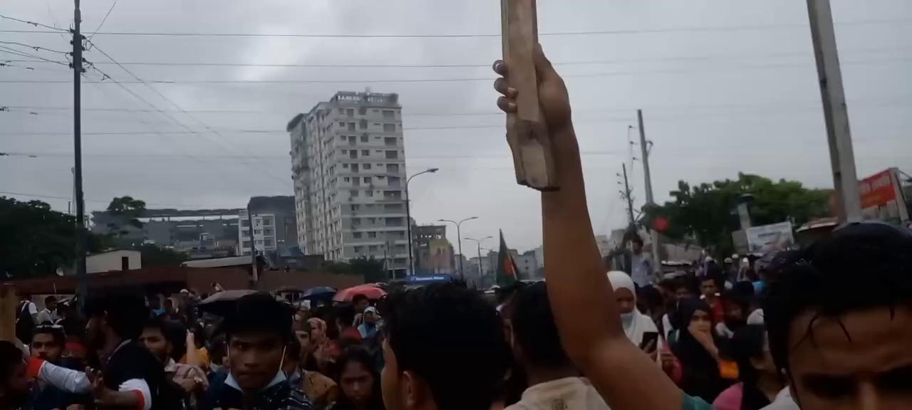 Students' protest: Rampura-Bada-Mirpur blocked traffic, protest continues in Uttara too, police and Awami League activists are standing next to it.