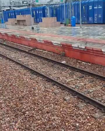 22987/ Ajmer -Agra Fort super fast Express standing on The Bandikui junction