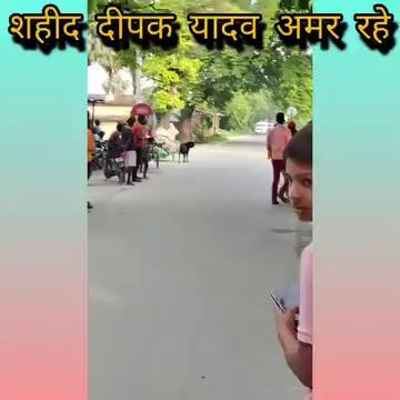 छपरा जम्मू-काश्मीर के अनंतनाग जिले में पोस्टेड बनियापुर के जवान गत शनिवार को आतंकवादियों के साथ मुठभेड़ में शहीद हो गए।शहीद जवान बनियापुर थाना क्षेत्र के लौवा कला निवासी सुरेश यादव के पुत्र दीपक कुमार यादव(35 वर्षीय) है।घटना के संबंध में बताया जाता है कि शहीद जवान पैरा कमांडो में हवलदार थे।जहाँ शनिवार की शाम आतंकवादियों के विरुद्ध चलाये जा रहे सर्च ऑपरेशन में कोकेरनाग वन क्षेत्र में हुई भीषण गोलीबारी में अपने कर्तब्य का पालन करते हुए अपना प्राण न्यौछावर कर दिए।इधर घटना की सूचना मिलते ही जवान के गांव में मातमी सन्नाटा पसर गया।शहीद जवान के माता-पिता एवं पत्नी सहित पूरे परिवार का रो-रोकर बुरा हाल बना हुआ है।वही गांव के लोग भी घटना को लेकर काफी स्तब्ध और मर्माहत है।जवान को एक 08 वर्ष का पुत्र है।वही बड़े भाई विजेंद्र कुमार यादव भी भारतीय सेना में कार्यरत है।परिजनों को सांत्वना देने पहुँचे स्थानीय मुखिया दिलीप राय ने बताया कि जवान का शव सोमवार तक पैतृक गांव पहुँचने की बात बताई जा रही थी और पहुंचते ही पूरा गांव शहीद दीपक यादव अमर रहे के जयकारों से गूंज उठा