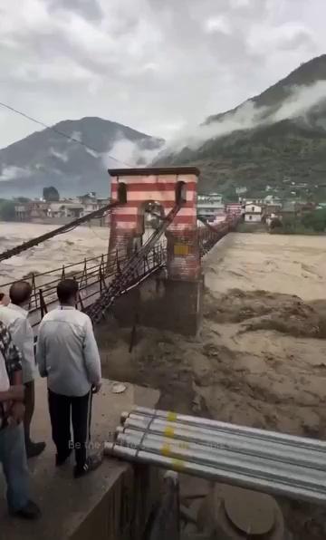 हिमाचल प्रदेश के भुंतर में उफनती पार्वती नदी… मलाना घाटी में बादल फटने के बाद की हालत गंभीर बनी हुई हैं।