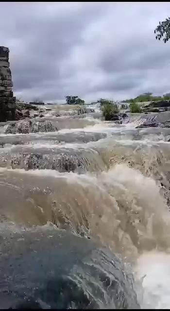 कोलारस के शनिचरा मंदिर के पास स्थित किले के झरने का नजारा