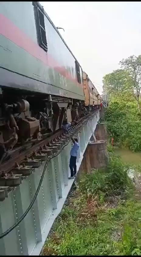 The incident occurred on June 21, 2024 near Valmiki Nagar Road Station of East Central Railway.
An air leakage from a valve in Train No. 05497 Narkatiaganj - Gorakhpur Express after it left from VKNR (East Central Railway), made the train motionless. The incident occurred over a naked bridge.
Loco Pilot Ajay Yadav and Co-loco Pilot Ranjeet Kumar took great efforts to close the leakage as could be seen from the video. He literally crawled on his chest and stomach to reach the site, repaired and returned. His colleague was hanging over the bridge all the time watching.
What dedication ! Admirable ! Salute to our Loco Pilots for their outstanding services.