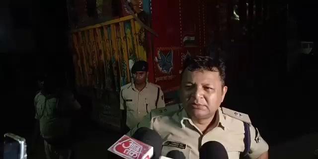 सारण छपराः भगवान बाजार थाना क्षेत्र के एक स्कूल में 3 साल की बच्ची के साथ छेड़काने के बाद परिजनों ने हंगामा थाना चौक जाम किया जहां पुलिस एक्शन में आई और जांच में जुटी।