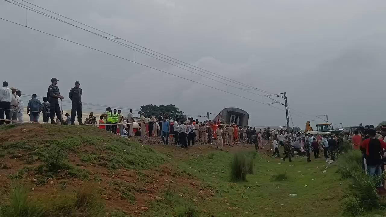 दुःखद
झारखंड के चक्रधरपुर रेल मंडल में मंगलवार तड़के एक बड़ा हादसा हो गया। हावड़ा-मुंबई मेल (12810) के कई डिब्बे सरायकेला खरसावां के बड़ाबंबू के पास मालगाड़ी से टकराकर पटरी से उतर गए। यह दुर्घटना राजखरसावां और बड़ाबंबू स्टेशनों के बीच किलोमीटर संख्या 298/21 पर हुई। घटना सुबह 3:43 बजे के करीब हुई, जब ट्रेन तेज गति से चल रही थी।इस भीषण हादसे में कई यात्री घायल हुए हैं। रेलवे और स्थानीय प्रशासन ने तुरंत राहत और बचाव कार्य शुरू कर दिए हैं। हादसे की जानकारी मिलते ही रेलवे अधिकारी और पुलिस बल मौके पर पहुंचे और घायलों को पास के अस्पतालों में भर्ती कराया गया।प्रारंभिक जांच में यह सामने आया है कि दुर्घटना की वजह मालगाड़ी के एक डिब्बे का अचानक पटरी से उतर जाना हो सकता है। फिलहाल, रेलवे द्वारा इस दुर्घटना के कारणों की जांच की जा रही है और इस मार्ग पर यातायात को सामान्य करने के प्रयास किए जा रहे हैं।
