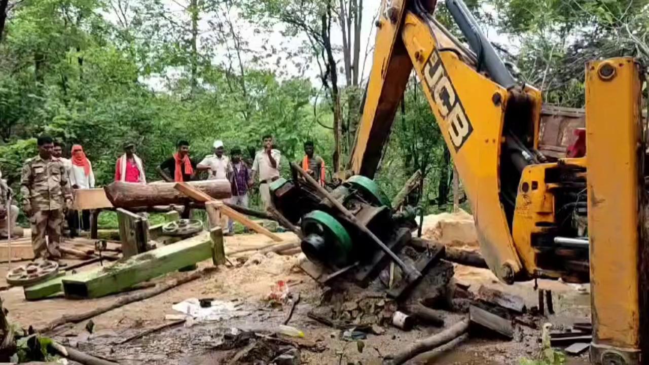 गौतम बुद्धा वन्य प्राणी आश्रणी चौपारण में वन विभाग ने आरा मिल किया ध्वस्त, भारी मात्रा में विभिन्न प्रजाति के बोटा लकड़ी जब्त