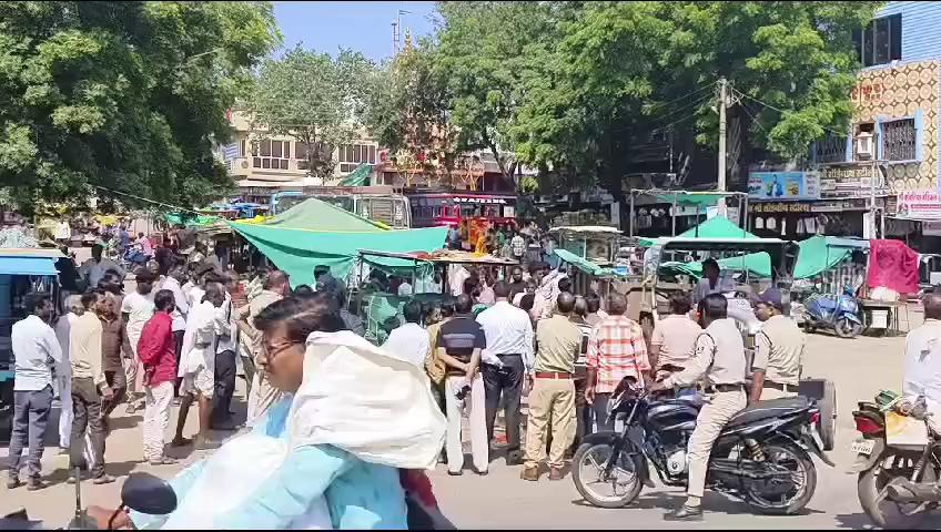 कलेक्टर अदिति गर्ग के निर्देशन में एसडीएम शिवानी गर्ग के मार्गदर्शन में प्रशासन द्वारा सीतामऊ बस स्टेंड पर नगर परिषद,पुलिस और तहसीलदार की सयुक्त टीम द्वारा अतिक्रमण हटाने की कार्यवाही की जा रही है