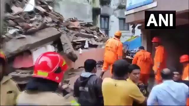 #Maharashtra: A three-storey building collapsed in Navi Mumbai's Shahbaz village; several people are feared trapped.