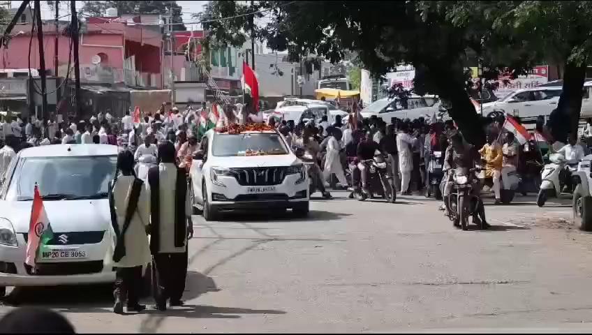 Panchayat, Rural Development and Social Welfare Department of Madhya Pradesh व Department of Labour, Madhya Pradesh मंत्री श्री Prahlad Singh Patel की अगुवाई में गोटेगांव से प्रारंभ हुई विशाल तिरंगा यात्रा नरसिंहपुर पहुंची। इस यात्रा का नागरिकों द्वारा जगह- जगह भव्य स्वागत किया।