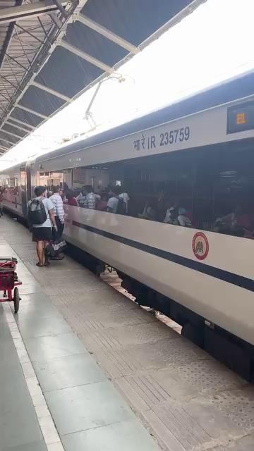 Vande Bharat Train Experience - Ayodhya To Delhi Train