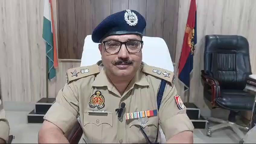 SSP Budaun Police के निर्देशानुसार बिनावर पुलिस द्वारा कार लूट की झूठी घटना दर्ज कराने वाले प्रकरण का किया पर्दाफाश,कार के माध्यम से अवैध डोडा की तस्करी के मामले मे 05 अभि0गण गिरफ्तार,अवैध मादक पदार्थ 260 ग्राम अफीम व 102 kg डोडाचूर्ण व कथित लूट से संबंधित एक स्वीफ्ट गाडी बरामद की। जिसके संबंध में वरिष्ठ पुलिस अधीक्षक जनपद बदायूँ द्वारा दी गयी बाइट-