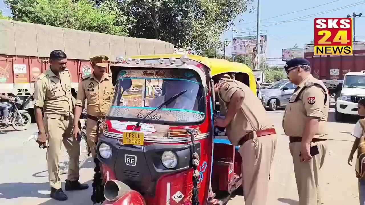 CP आगरा के आदेश पर एक्शन में पुलिस,ऑटो में क्षमता से अधिक सवारियां भरने पर कारवाई,ऑटो में लगी अतिरिक्त सीटें हटवाई गई,ACP शमशाबाद के नेतृत्व में चला अभियान