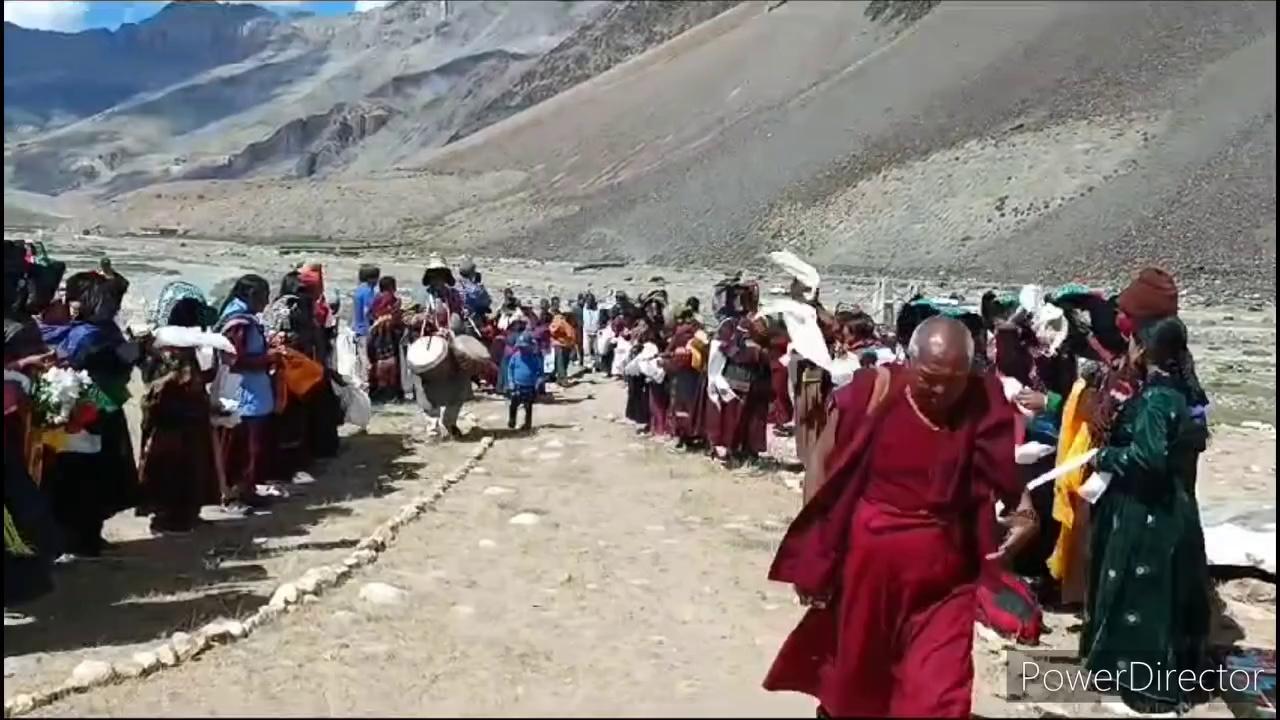 T K Lochen Tulku Rimboche का Zanskar दौरा,,,,,,, जंस्कर सुमदो व कीव गांव पहुंचने पर परम पूज्य टी के लोचेन टुल्कू के स्वागत सम्मान में नृत्य प्रस्तुत करते जंस्कर के श्रदालुगण,,,,,,,,