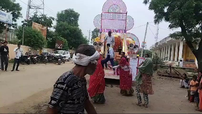 बामनवास से सावरिया सेठ की यात्रा मे पद यात्री नाचते हुए