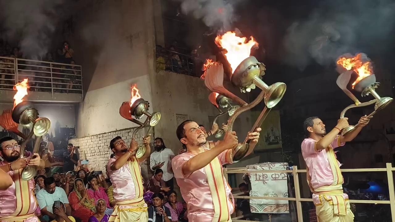 वाराणसी की विश्व प्रसिद्ध मां गंगा की आरती दशाश्वमेध घाट के बजाए छत पर हुई आज से शुरू मां गंगा के बढ़ते जलस्तर के कारण छत पर हुई भगवती की आरती गंगा सेवा निधि द्वारा आयोजित होने वाली विश्व विख्यात मां गंगा की आरती
पांचवी बार बदला मां गंगा की आरती का स्थान