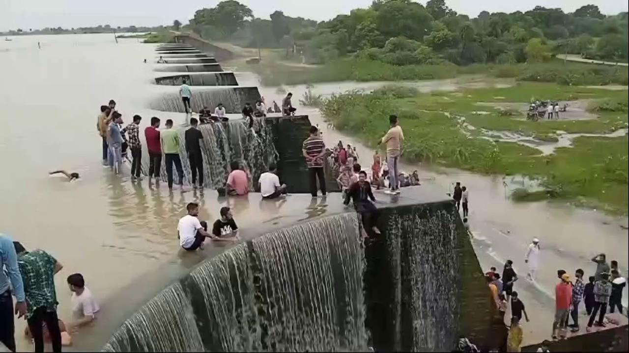 राजस्थान के टोंक जिले में धुवन कला(धुंआ कलां) के मोतीसागर बाँध पर चली चादर ओर उमड़ी लोगों की भीड़..