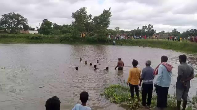 मेरे ननिहाल उमगाँव (हरलाखी) मे तालाब मे डूबने से दो बच्चों की मौत की ख़बर सुन के बेहद दुख हुआ.
इन लिल्लाहि व इन्ना इलैहि राजिऊन
#आप लोग अपने बच्चे पे नज़र रखिए.