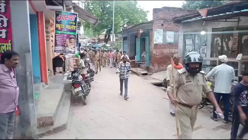 पुलिस अधीक्षक देव रंजन वर्मा व अपर पुलिस अधीक्षक दुर्गा प्रसाद तिवारी पहुंचे सिकंदरपुर। आगामी त्योहार को ध्यान में रखते हुए, महावीर जैन निकलने वाले रूट का जायजा लिया एवं सुरक्षा के मध्यनजार पुलिस कर्मियों को दिशा निर्देश दिया।
