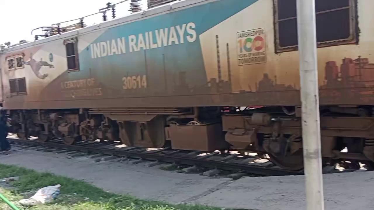 जयनगर रेलवे स्टेशन पर खड़ी स्वतंत्रता सेनानी ट्रेन ,जो समायानुसार 5:20 बजे नई दिल्ली के लिए खुलेगी रेलयात्रियो की काफी भीड़ ।