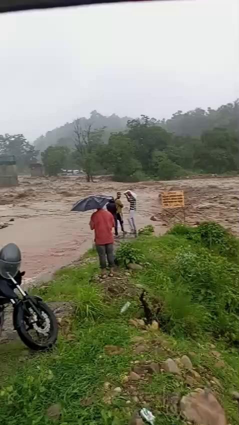 रामनगर के धनगढ़ी मे पानी का सैलाब सभी गाडियां वापिस हो गई नीचे की वापस नीचे ऊपर की वापस ऊपर कब हो यहां पर पुल का निर्माण।