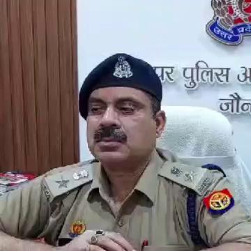 थाना बक्सा पुलिस द्वारा दिनांक 13.07.2024 की रात्रि में व्यक्तियों से लूट की घटना करने वाले शातिर लूटेरे अभियुक्तों को किया गया गिरफ्तार, कब्जे से 02 सोने की चेन, 02 सोने की लाकेट लूट का व 01 तमंचा तमंचा .315 बोर व 02 जिंदा कारतूस .315 बोर व एक मोटर सायकिल बरामद।
डा0 अजय पाल शर्मा, पुलिस अधीक्षक जौनपुर के द्वारा जनपद में अपराध की रोकथाम व अपराधियों की गिरफ्तारी हेतु चलाएं जा रहे अभियान के क्रम में अपर पुलिस अधीक्षक नगर के निर्देशन व क्षेत्राधिकारी सदर के पर्यवेक्षण में थाना बक्सा द्वारा लूट का घटना का अनावरण करते हुए एक शातिर लूटेरा व एक सोनार को लूट की जेवरात के साथ गिरफ्तार किया गया। दिनांक 13.07.2024 को वशिष्ठ नारायण मिश्रा पुत्र स्व0 रामफेर मिश्रा ग्राम धनियामऊ थाना बक्शा जौनपुर के परिवार के सदस्य रात्रि को ग्राम कोहड़ा थाना मछलीशहर जौनपुर से शादी समारोह में शामिल होने के बाद इनोवा गाड़ी में बैठकर घर ग्राम धनियामऊ वापस आ रहे थे कि सीहीपुर पुल के नीचे एक मोटर साइकिल से तीन अज्ञात व्यक्ति आए और गाड़ी रोकवाकर असलहा दिखाते हुए डरा धमका कर परिवार के लोगो से सोने की अंगुठी, चेन, व गले का हार आदि को लुट लिये। जिसके सम्बन्ध में थाना बक्सा पर मु0अ0सं0-111/2024 धारा-309(4) बी.एन.एस. पंजीकृत कर अभियुक्तों की तलाश की जा रही थी कि आज दिनांक 02.08.2024 को मुखबीर द्वारा सूचना प्राप्त हुई कि लूट की घटना में शामिल अभियुक्त धर्मेन्द्र गौड पुत्र राजकुमार गौड नि0 कोटिला बेलवार थाना सुजानगंज जौनपुर लूट का माल बेचने के लिए लखनीपुर रेलवे फाटक पर सुनार से मिलने वाला है, मुखबीर की सूचना पर पर्याप्त पुलिस बल के साथ लखनीपुर रेलवे फाटक पर कुछ देर इंतजार करने के पश्चात दो व्यक्तियों को लेन देन करते हुए पकडने का प्रयास किया गया तो भागने लगे जिसे पुलिस बल की सहायता से पकड लिया गया। व्यक्तियों के जामा तलाशी से कुल 02 सोने की चेन, 02 सोने की लाकेट लूट का व 01 तमंचा तमंचा .315 बोर व 02 जिंदा कारतूस .315 व एक मोटर सायकिल मौके से बरामद हुआ।